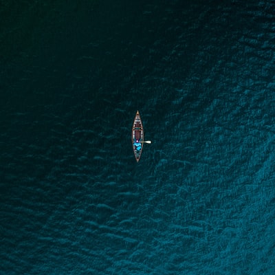 在水体上乘船的人的航空摄影